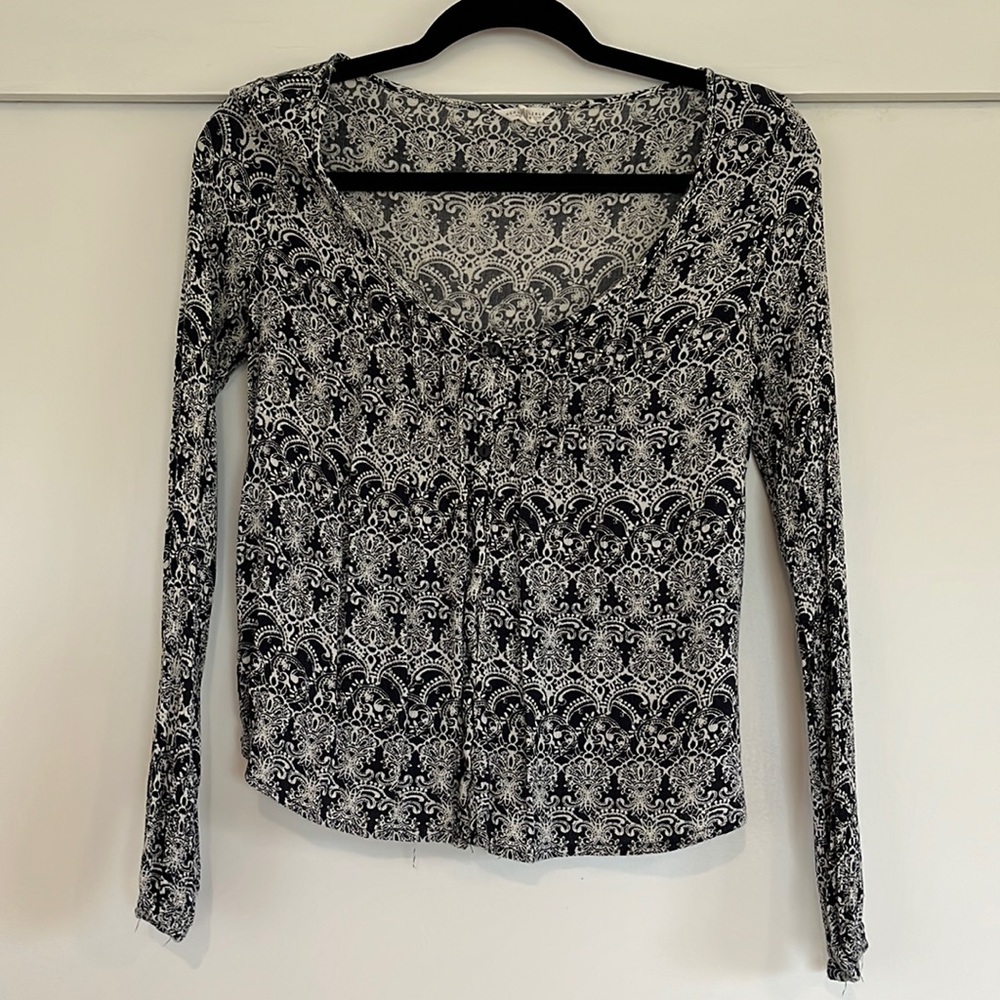 Cute button down from Aeropostale. Women’s XS. Excellent 90’s/y2k vibe.